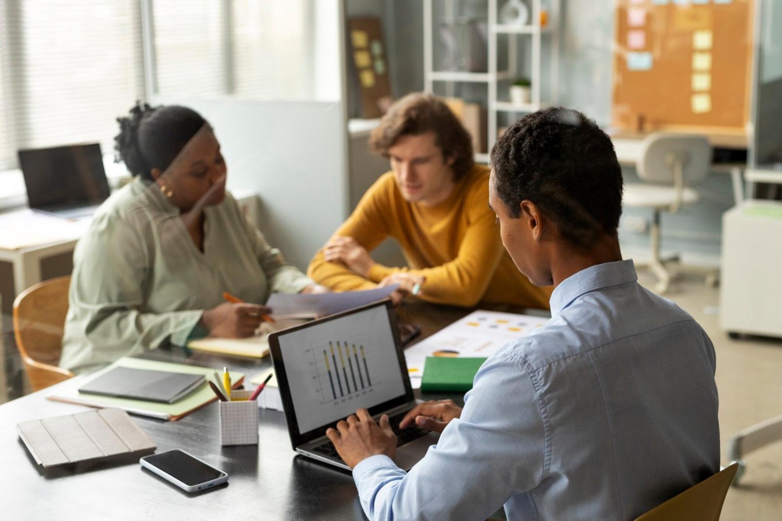 Team beim kollaborativen Arbeiten in unserem Leipziger Büro
